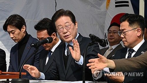 (서울=연합뉴스) 류영석 기자 = 더불어민주당 이재명 대표가 24일 서울 종로구 경복궁역 부근 광화문 더불어민주당 천막당사에서 열린 최고위원회의에서 발언하고 있다. 2025.3.24 [공동취재] ondol@yna.co.kr