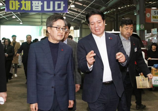 김동연 경기도지사(왼쪽)와 최대호 안양시장(오른쪽)이 21일 오전 농수산물도매시장을 둘러보고 있다. 안양시 제공.
