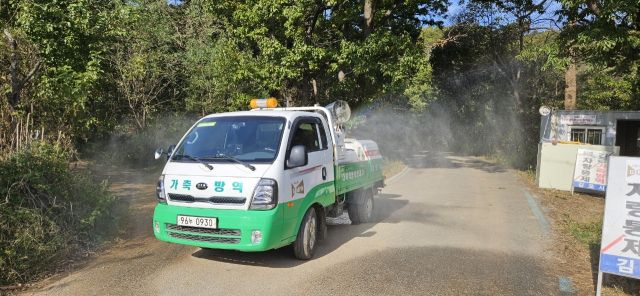 김포시 방역차량이 축산산농가를 돌며 소독활동을 하고 있다. 김포시 제공