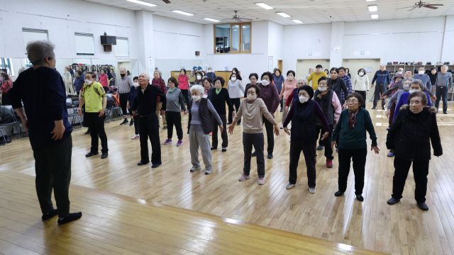 과천시에 거주하는 어른신들이 노인복지관에서 운영하는 체조 프로그램에 참여, 운동을 하고 있는 모습. 과천시 제공