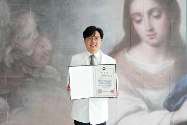 한서구 가톨릭관동대학교 국제성모병원 호흡기내과 교수가 보건복지부장간 표창을 수상한 뒤 기념촬영을 하고 있다. 가톨릭관동대 제공