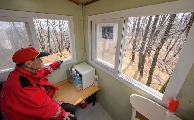 24일 오전 군포시 수리산 밤바위 산불감시초소에서 민인기 산불전문진화예방대원이 수리산 자락을 지켜보고 있다. 윤원규기자