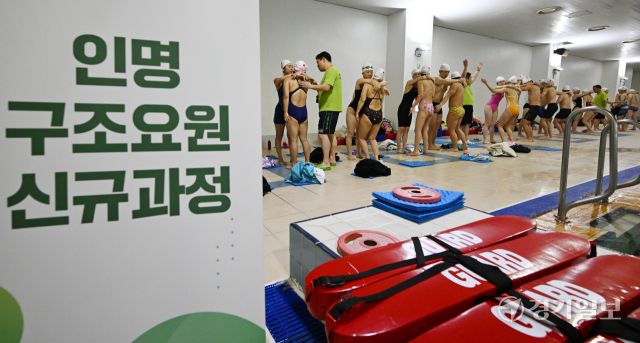 24일 인천 미추홀구 문학박태환 수영장에서 열린 대한적십자사 인천지사의 2025년 인명구조원 신규과정에 도전하는 응시자들이 인명구조 훈련을 하고 있다. 조병석기자