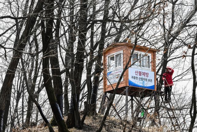 24일 오전 군포시 수리산 밤바위 산불감시초소에서 민인기 산불전문진화예방대원이 수리산 자락을 지켜보고 있다. 윤원규기자