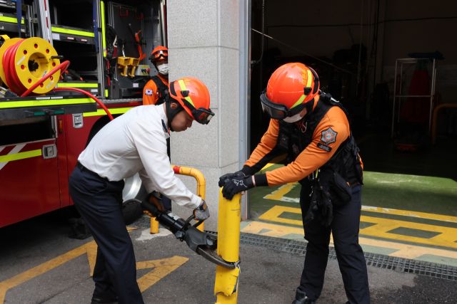 장비를 직접 사용해보는 경기도의회 유영일 의원(국민의힘). 안양소방서 제공.