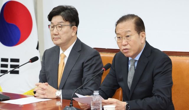 국민의힘 권영세 비상대책위원장이 24일 서울 여의도 국회에서 한덕수 국무총리 탄핵 기각과 관련해 입장을 밝히고 있다. 왼쪽은 국민의힘 권성동 원내대표. 연합뉴스