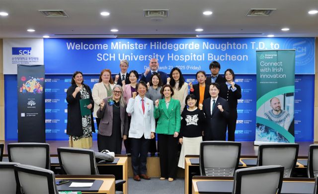 아일랜드 힐데가르드 노튼 차관 방문 기념사진(앞줄 좌측부터 미쉘 윈트럽 주한 아일랜드 대사, 유창범 순천향대 부천병원 소화기내과 교수, 힐데가르드 노튼 아일랜드 차관, 유경란 파이커스 코리아 대표, 엄태원 아일랜드 기업진흥청 한국 대표),순천향대 부천병원 제공.