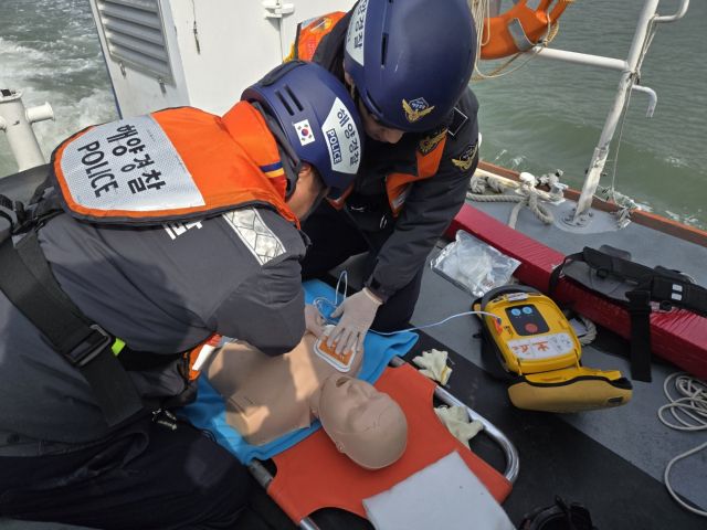 인천해양경찰서 경찰관들이 팀워크 훈련을 하고 있는 모습. 인천해양경찰서제공