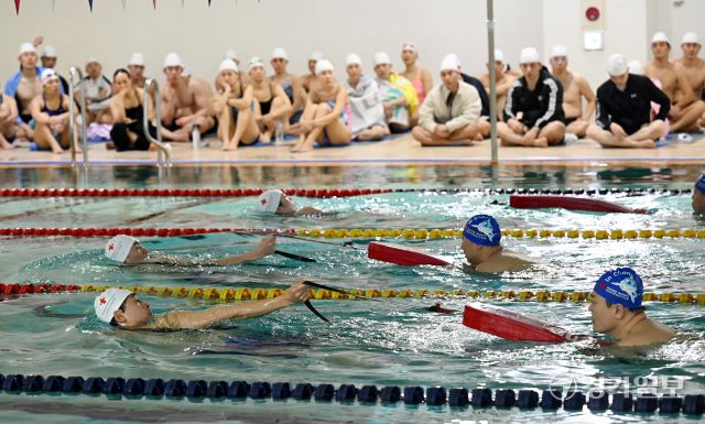 24일 인천 미추홀구 문학박태환 수영장에서 열린 대한적십자사 인천지사의 2025년 인명구조원 신규과정에 도전하는 응시자들이 인명구조 훈련을 하고 있다. 조병석기자