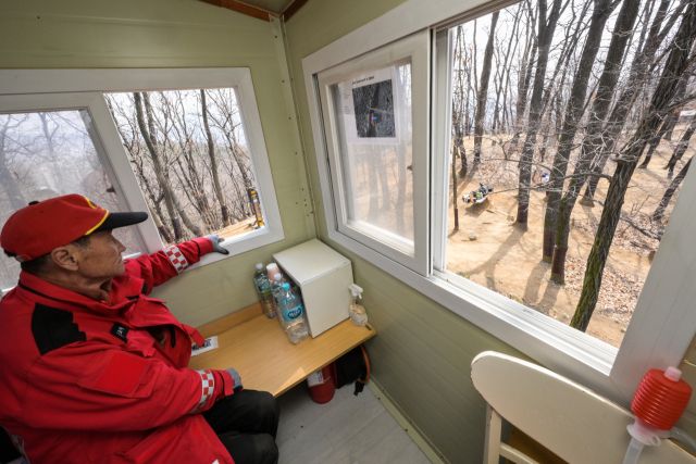 산불 감시하는 수리산 산불감시대원 [포토뉴스]
