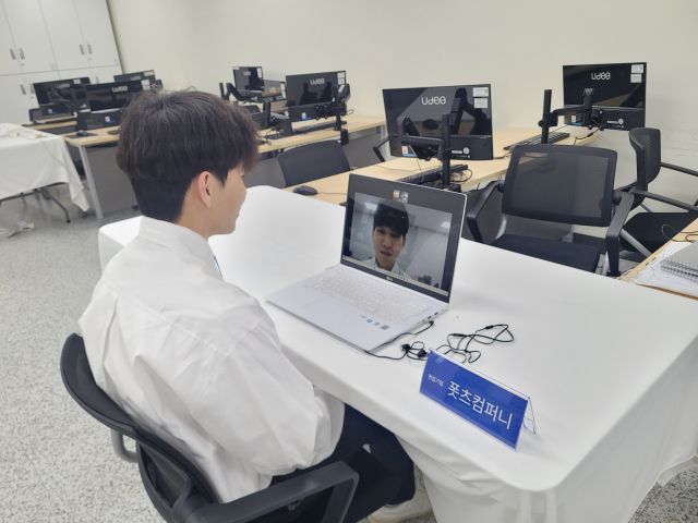 맞춤형 취업캠프에 참가한 졸업예정자들의 현장면접. 대우능력개발원 제공