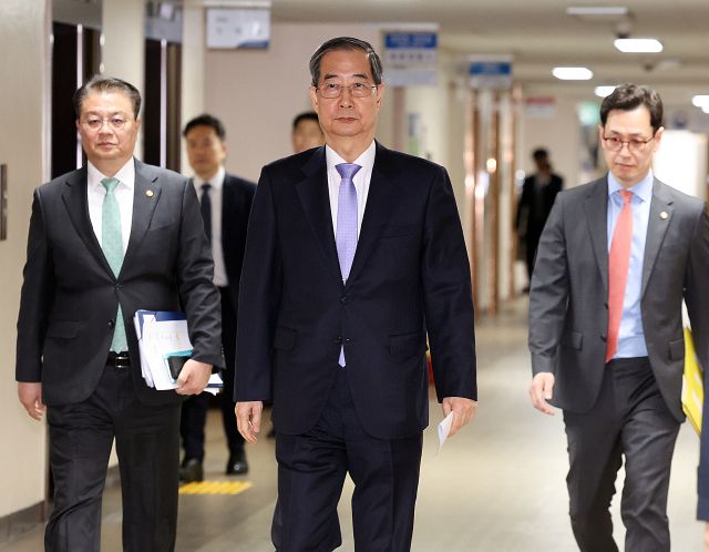 헌법재판소의 탄핵 기각으로 직무에 복귀한 한덕수 대통령 권한대행 국무총리가 24일 정부서울청사에서 대국민담화를 위해 이동하고 있다. 연합뉴스