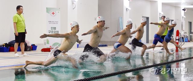 24일 인천 미추홀구 문학박태환 수영장에서 열린 대한적십자사 인천지사의 2025년 인명구조원 신규과정에 도전하는 응시자들이 인명구조 훈련을 하고 있다. 조병석기자