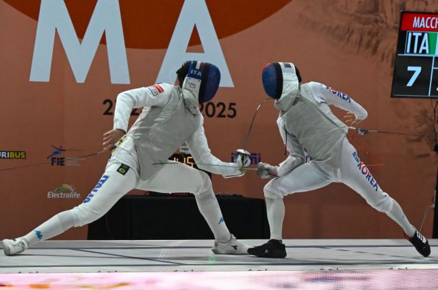 ‘2025 페루국제그랑프리 펜싱선수권대회’ 준결승전에서 마치 필리포(이탈리아)와 경기 중인 화성시청의 이광현(오른쪽). 화성시청 제공
