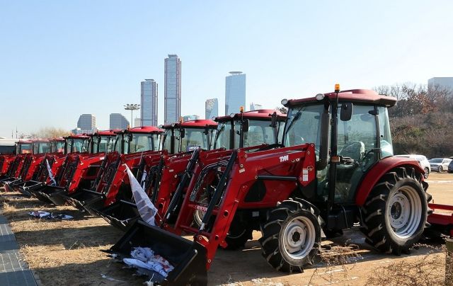 국회 인근에 세워져 있는 트랙터. 연합뉴스