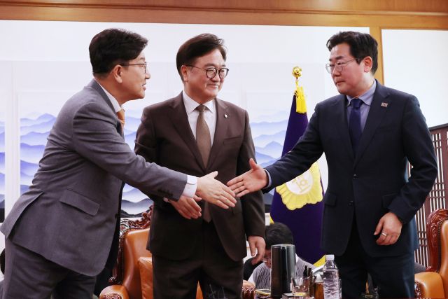 우원식 국회의장과 국민의힘 권성동 원내대표(왼쪽), 더불어민주당 박찬대 원내대표(오른쪽). 연합뉴스