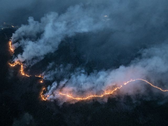 경북 의성군 산불 현장에서 산불이 확산하고 있다. 연합뉴스