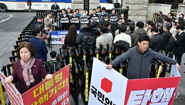 한덕수 국무총리 탄핵 기각, 헌법재판소 모습 [포토뉴스]
