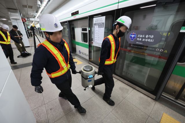 23일 서울 구로구 지하철 2호선 신도림역에서 출고되던 열차가 선로 위 차막이 시설과 추돌해 탈선하는 사고가 발생한 가운데 서울교통공사 관계자들이 복구작업을 하고 있다. 연합뉴스