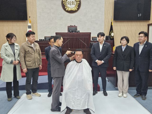 안정렬 안성시의회 의장이 24일 오후 1시 의회 본회의장에서 송전선로 설치 결사 반대를 위한 삭발식을 가졌다. 박석원기자