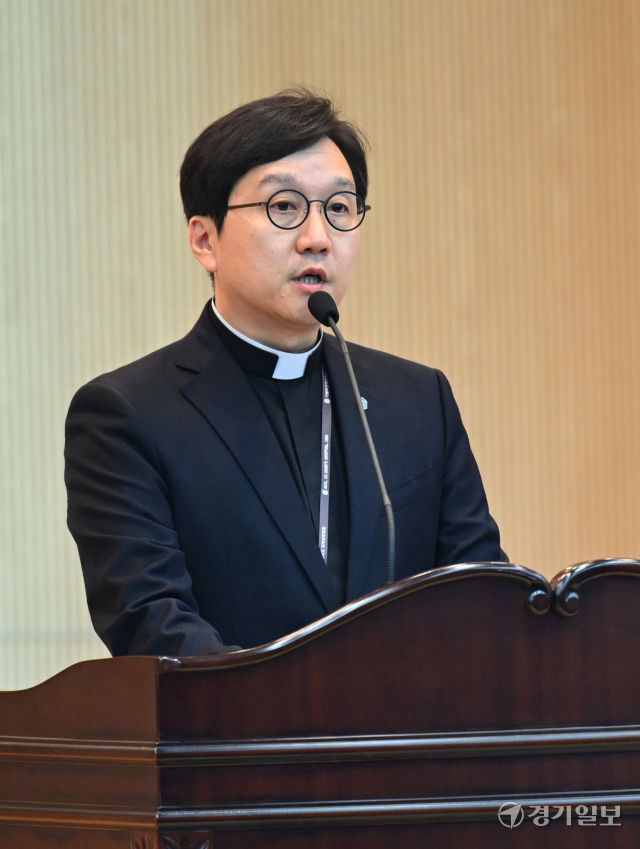 고동현 국제성모병원장이 24일 오후 인천 서구 인천국제성모병원에서 열린 '인천 청소년 수면 건강 증진 선포식'에서 축사를 하고 있다.