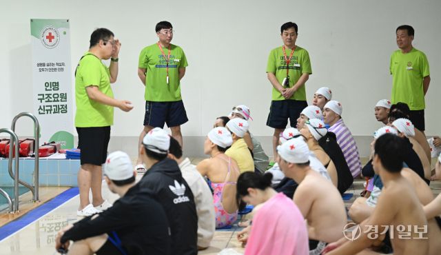 24일 인천 미추홀구 문학박태환 수영장에서 열린 대한적십자사 인천지사의 2025년 인명구조원 신규과정에 도전하는 응시자들이 인명구조 훈련을 하고 있다. 조병석기자