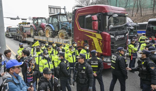 25일 서울 서초구 남태령고개 일대에서 경찰이 윤석열 대통령 탄핵 촉구 트랙터 시위에 나선 전국농민회총연맹(전농)의 차량을 저지하고 있다. 윤원규기자