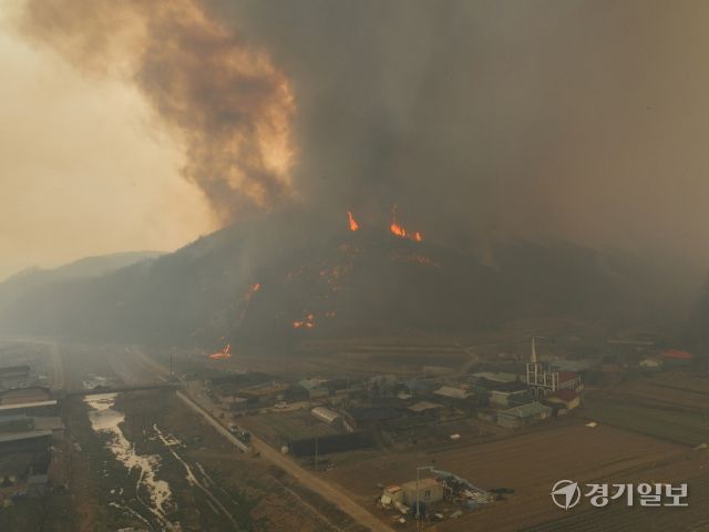 영남권을 중심으로 발생한 동시다발 산불이 닷새째 이어지면서 피해가 급증하고 있다. 25일 경북 의성의 산불은 강풍 속에 안동과 청송까지 확산되고, 안평면 하령리 일대 마을에는 대피령이 내려졌다. 사진은 시뻘건 불길이 번지고 있는 구하령 마을 인근 야산. 조주현기자