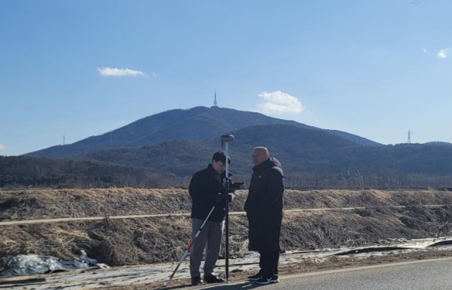 인천시 관계자들이 지적기준점 측량성과검사를 하고 있다. 인천시 제공.