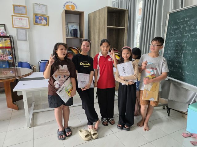 대한적십자사봉사회 송탄협의회으로부터 학용품을 전달 받은 베트남 다낭 고아원생들. 대한적십자사봉사회 송탄협의회 제공