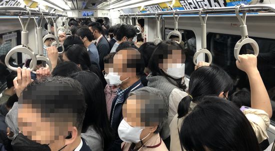 출근시간대 김포도시철도(김포골드라인) 전동차 운행이 한때 중단돼 승객들이 큰 불편을 겪었다. 사진은 김포골드라인 전동차 내부. 경기일보DB