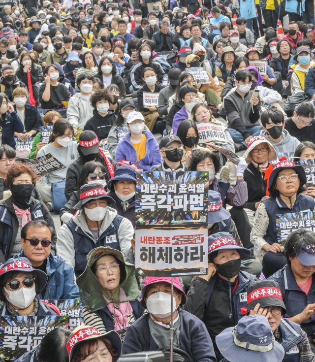 25일 서울 서초구 남태령고개 일대에서 경찰이 윤석열 대통령 탄핵 촉구 트랙터 시위에 나선 전국농민회총연맹(전농) 회원을 저지하고 있다. 윤원규기자