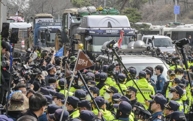 25일 서울 서초구 남태령고개 일대에서 경찰이 윤석열 대통령 탄핵 촉구 트랙터 시위에 나선 전국농민회총연맹(전농)의 차량을 저지하고 있다. 윤원규기자