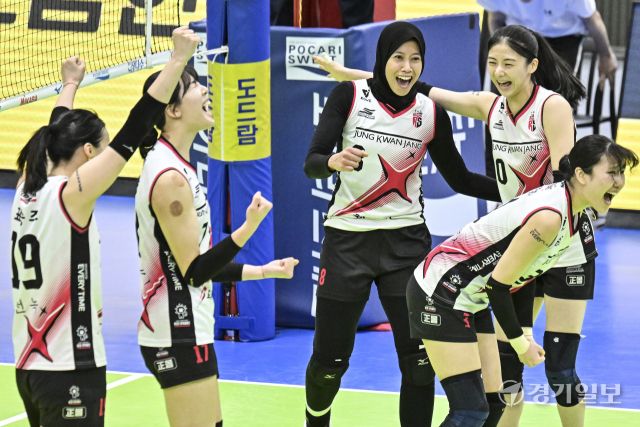여자배구 플레이오프 정관장, 현대건설에 1차전 승리 [포토뉴스]