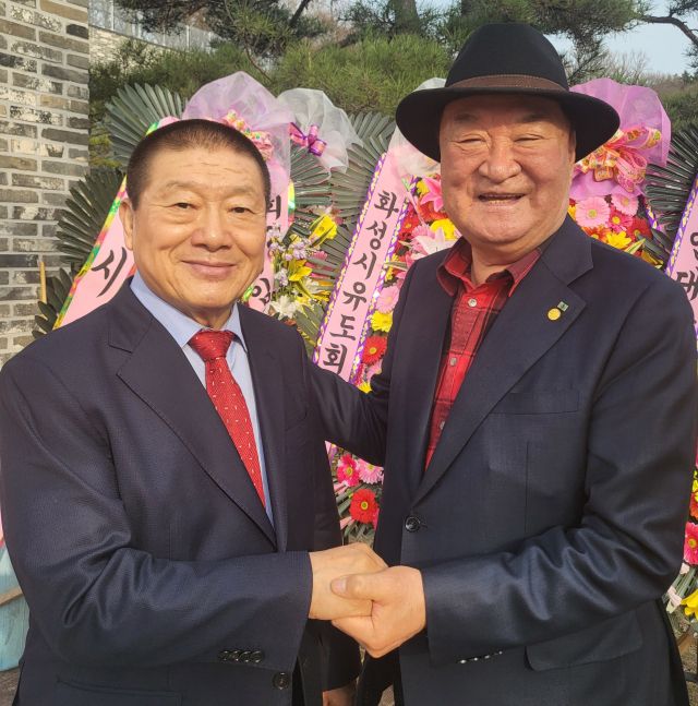 유도계의 든든한 후원자인 남종현 (주)그래미 회장(오른쪽)이 제4대 경기도유도회장으로 취임한 15년 지기 서정복 경기도유도회장과 손을 맞잡고 있다.황선학기자