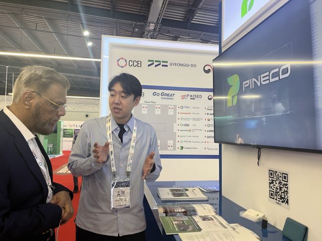 경기도가 기후테크 산업 육성을 위해 우수 기술력을 보유한 기후테크 기업 43곳을 지원한다. 사진은 지난해 두바이 정보통신쇼핑박람회에 참여한 도내 기업이 관람객에게 제품 설명을 하고 있는 모습. 경기도 제공