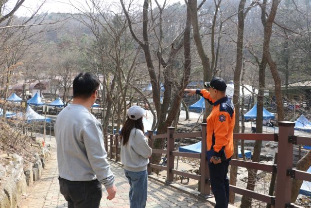 과천소방서가 최근 서울대공원 캠핑장에서 소방 안전점검을 실시했다. 과천소방서 제공