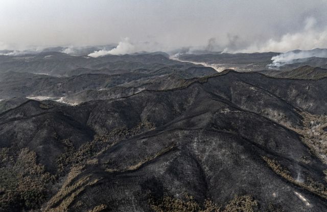 경북 의성군 산불 발생 나흘째인 25일 산불이 안동시 쪽으로 번져나가고 있다. 연합뉴스