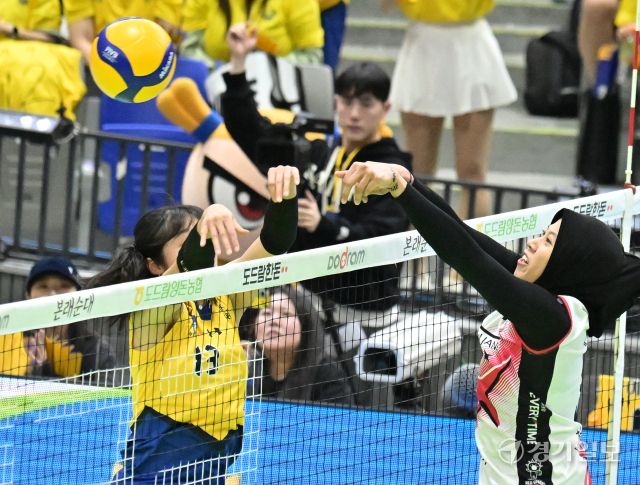 여자배구 플레이오프 정관장, 현대건설에 1차전 승리 [포토뉴스]