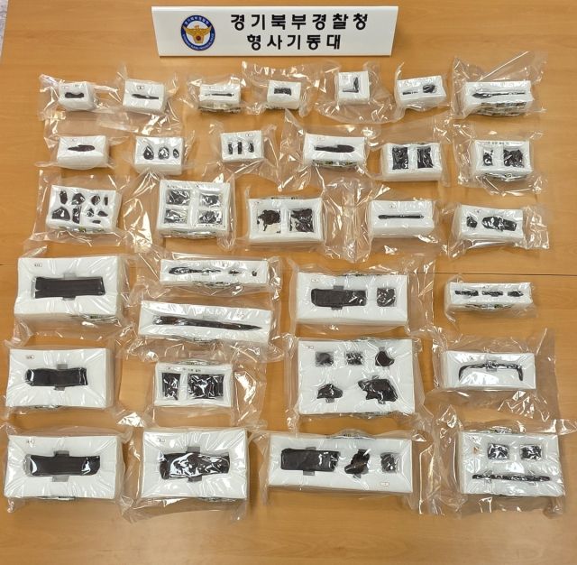 경찰이 A씨의 주거지에서 압수한 31점의 유물. 경기북부경찰청 제