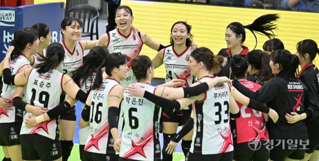 여자배구 플레이오프 정관장, 현대건설에 1차전 승리 [포토뉴스]