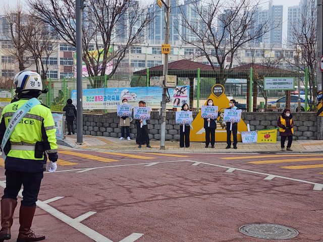 양주시녹색어머니회 회원들이 덕정초교 앞에서 피켓을 들고 교통안전 캠페인을 펼치고 있다. 양주시 제공