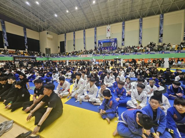전국 주짓수 유망주들이 부천에 모여 기량을 겨룬 ‘2025 판타지아 주짓수 챔피언십’이 지난 23일 송내사회체육관에서 성황리에 열렸다.부천시소상공인연합회 제공
