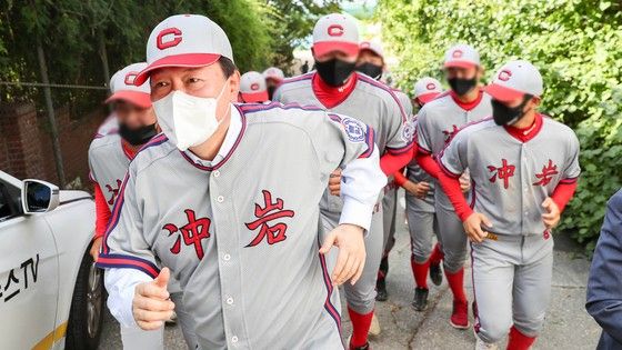 충암고 야구부 후배들과 뛰고 있는 윤석열 대통령. 연합뉴스