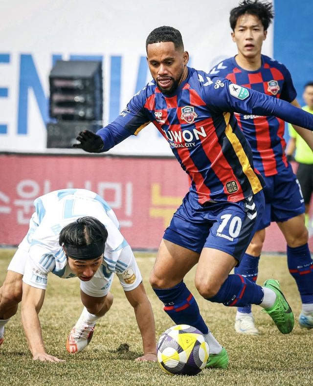 프로축구 수원FC가 득점력 부진에서 벗어나기 위해서는 안데르손 등 외국인 공격수들의 활약이 중요하다. 수원FC 제공