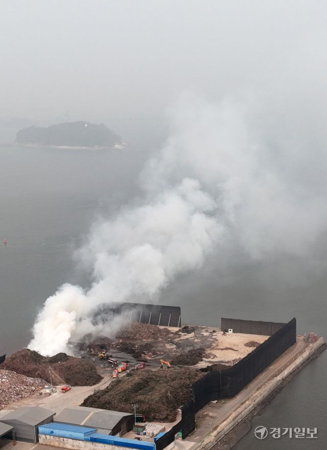 25일 인천 중구 북성동1가 인근 폐목재 야적장에서 소방대원들이 화재를 진압하고 있다. 지난 24일 오후 9시 48분쯤 발생한 화재는 소방관 81명과 펌프차 등 35대를 투입해 이날 오전 7시 36분쯤 큰 불길을 잡았다. 조병석 기자