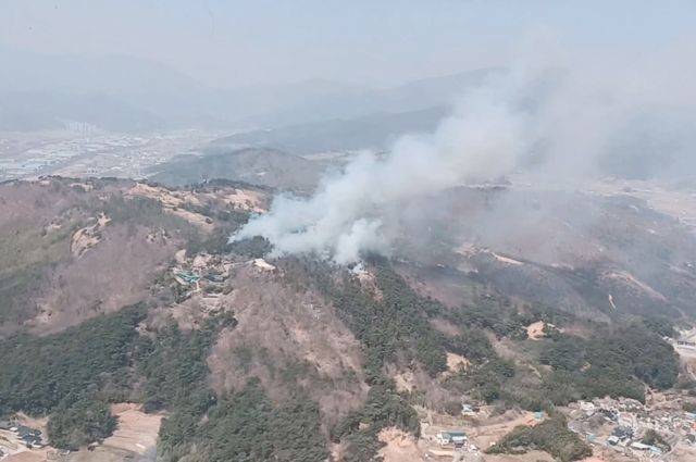 25일 울산시 울주군 언양읍 한 야산에서 불이 나 연기가 피어오르고 있다. 연합뉴스