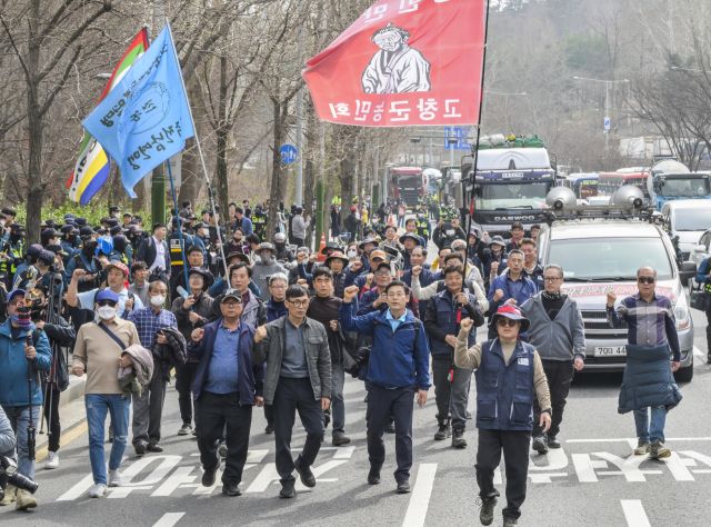 25일 서울 서초구 남태령고개 일대에서 경찰이 윤석열 대통령 탄핵 촉구 트랙터 시위에 나선 전국농민회총연맹(전농) 회원들이 행진하고 있다.