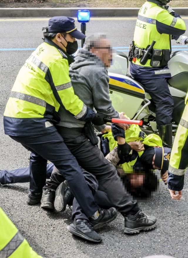25일 서울 서초구 남태령고개 일대에서 경찰들과 전농 회원들이 대치를 벌이던 중 몸싸움을 하고 있다. 윤원규기자