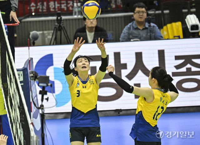 여자배구 플레이오프 정관장, 현대건설에 1차전 승리 [포토뉴스]